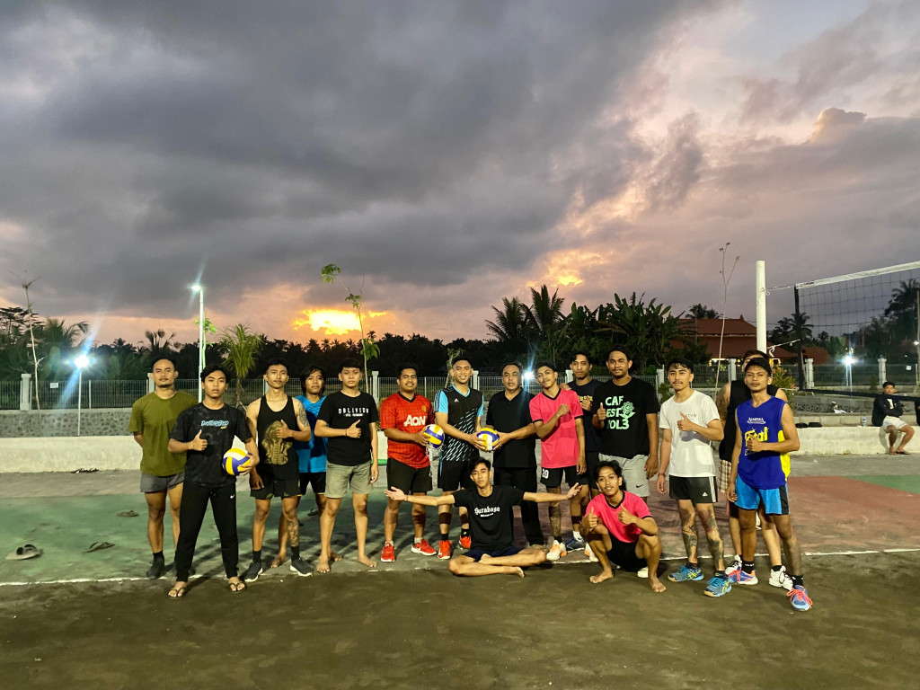 Pembinaan Klub Olahraga Perbekel Serahkan Sarana Pendukung